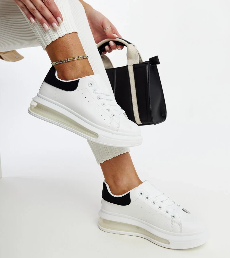 Białe sneakersy na wysokiej podeszwie