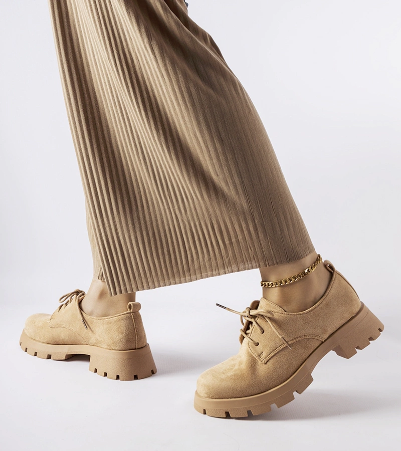 Brązowe półbuty wiązane na masywnej podeszwie