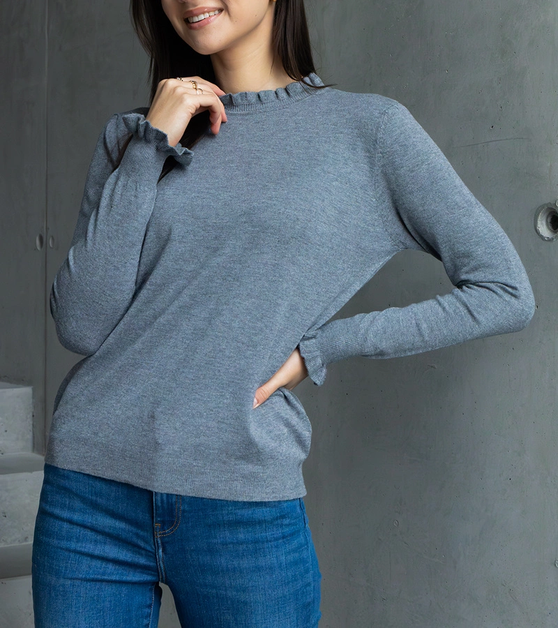 Szary miękki sweterek zdobiony falbanką