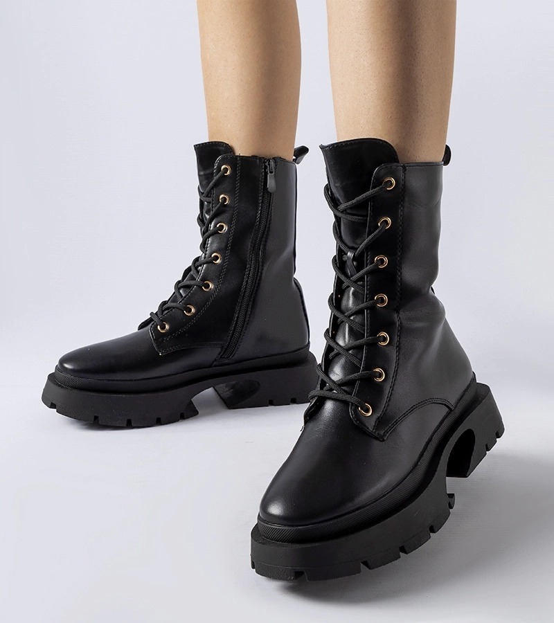 Czarne ocieplane wiązane botki