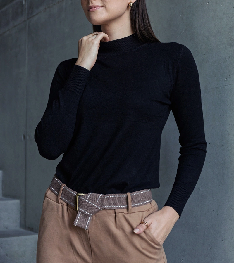 Czarny klasyczny sweterek o luźnym kroju