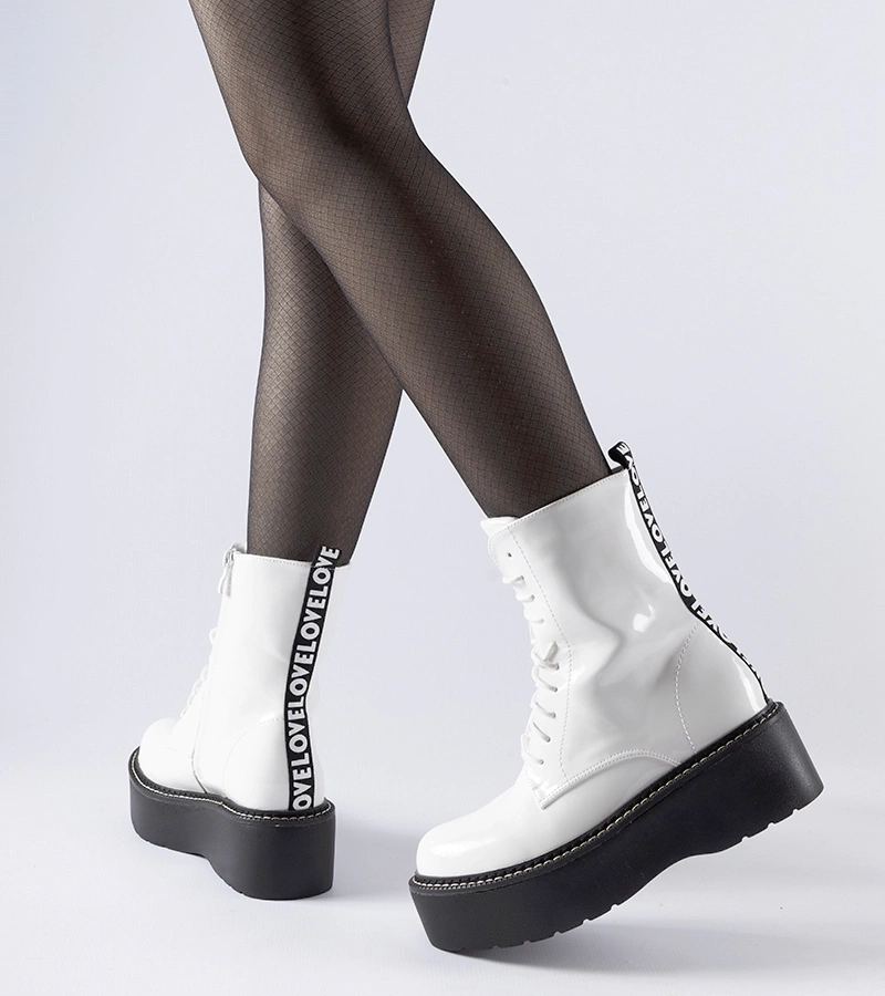 Białe lakierowane workery na platformie