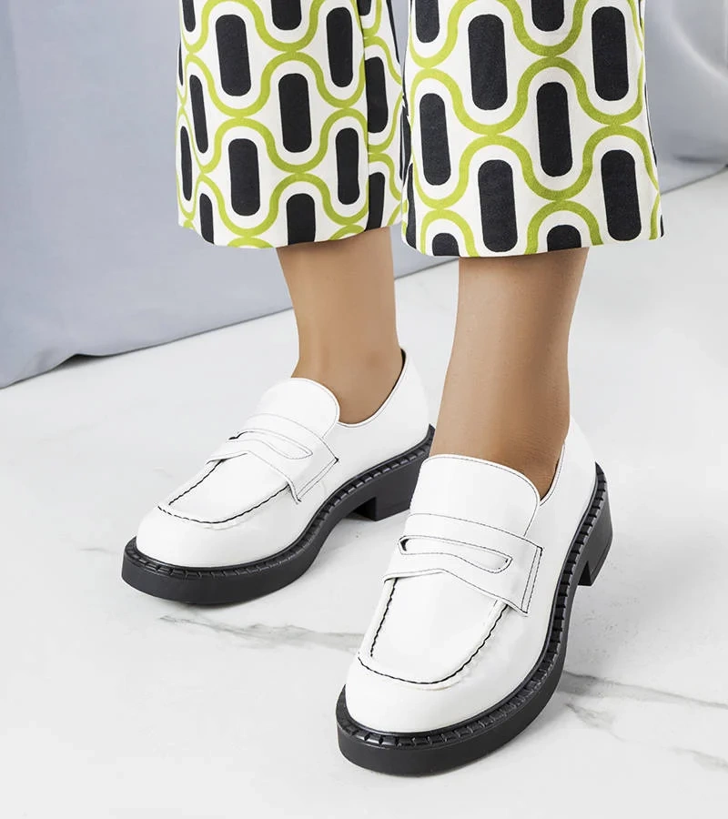 Białe lakierowane mokasyny