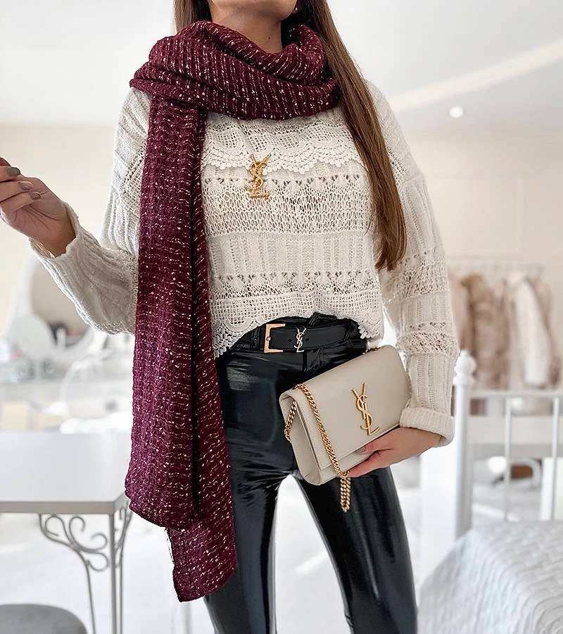 Bordowy szal w kropki