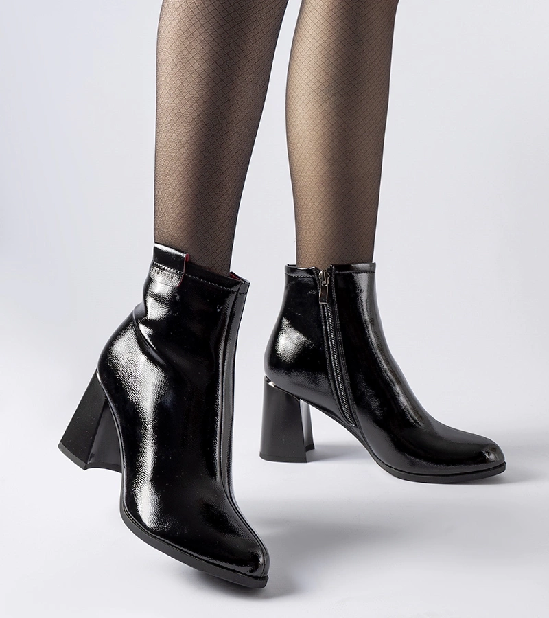 Czarne ocieplane lakierowane botki