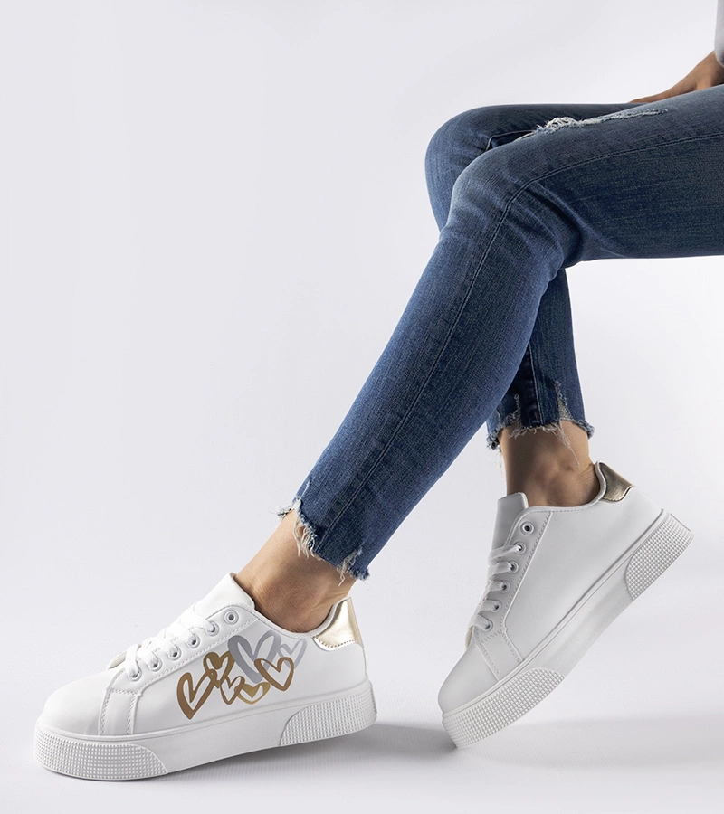 Białe sneakersy na platformie