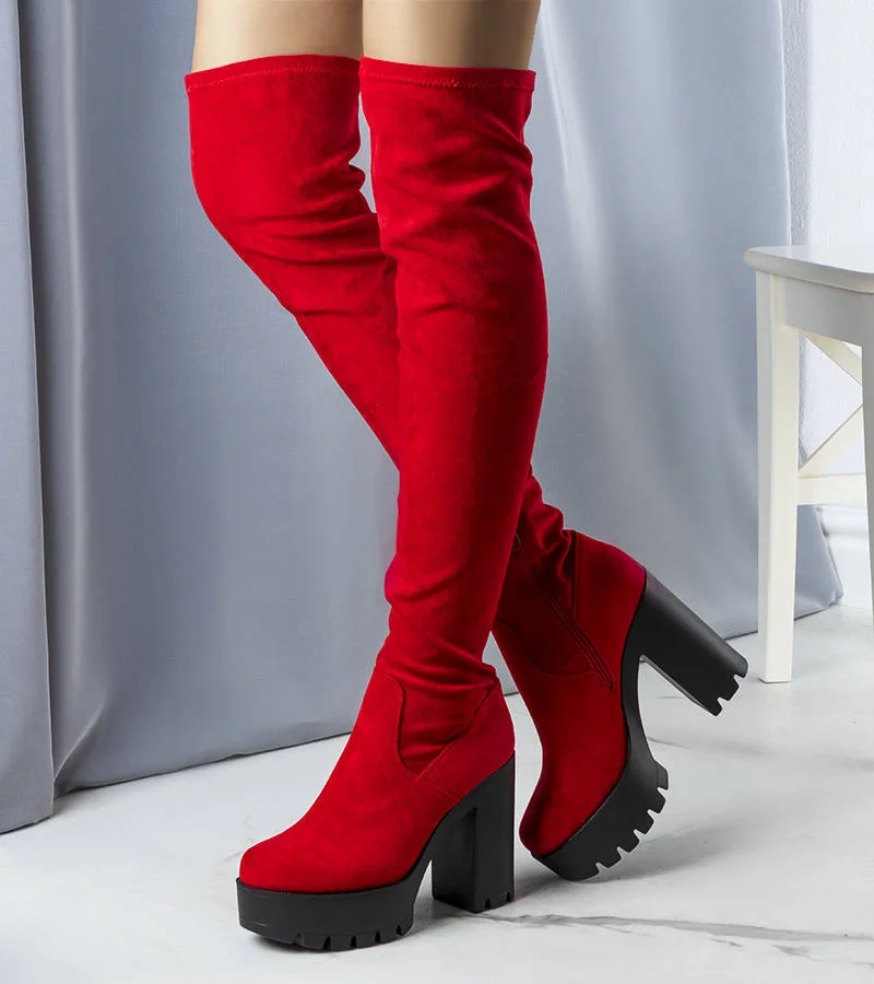 Czerwone kozaki na masywnej podeszwie