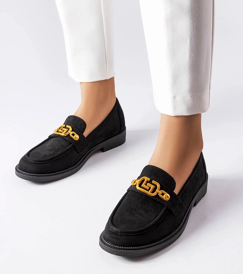 Czarne mokasyny z eko-zamszu zdobione złotą aplikacją