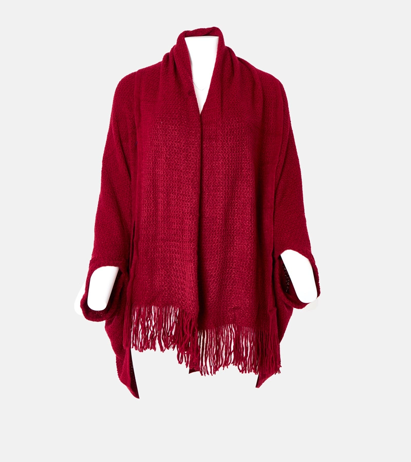 Beżowa narzutka z frędzlami