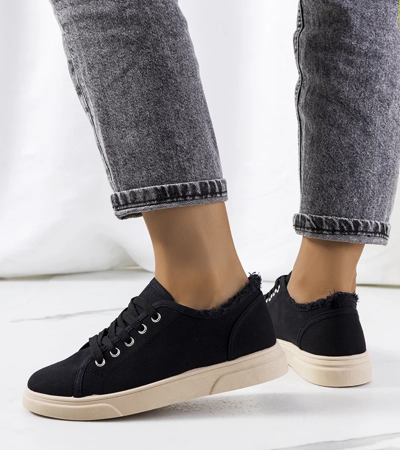 Modne czarne trampki