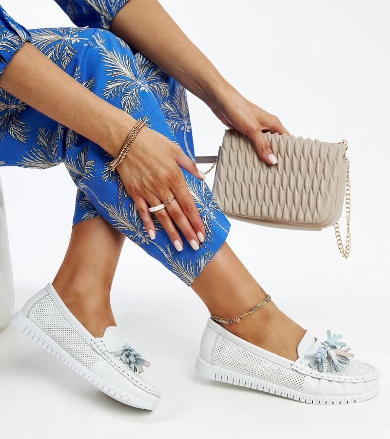 Białe mokasyny skórzane z frędzelkami