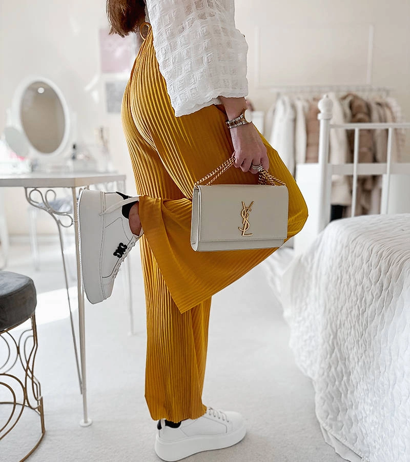 Żółte plisowane spodnie o swobodnym fasonie