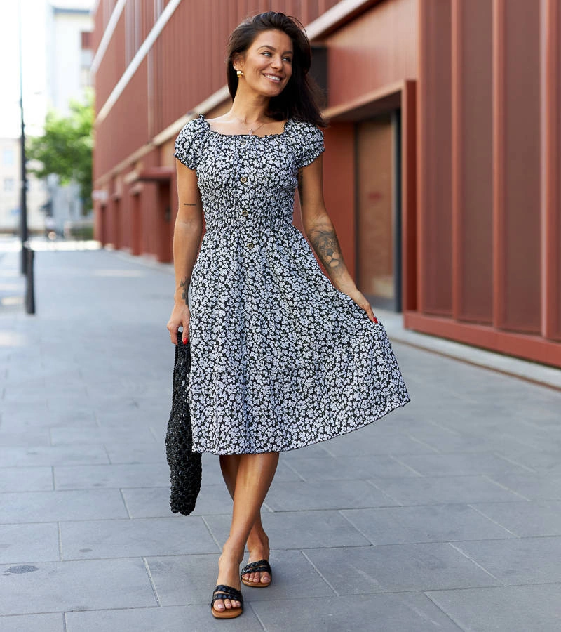 Czarna sukienka midi w kwiaty