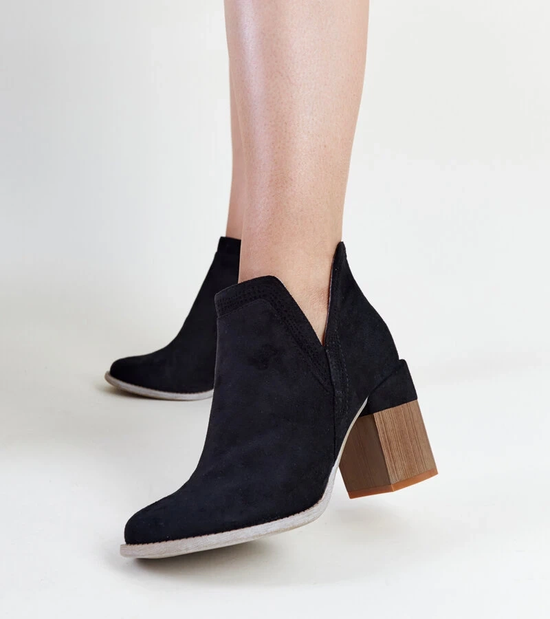 Czarne ocieplane botki asymetryczne na klocku