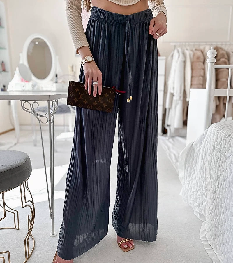 Granatowe plisowane spodnie o swobodnym fasonie