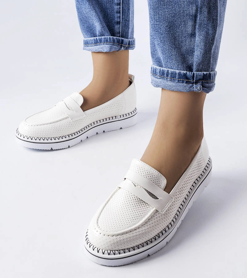 Białe półbuty zdobione perforacją