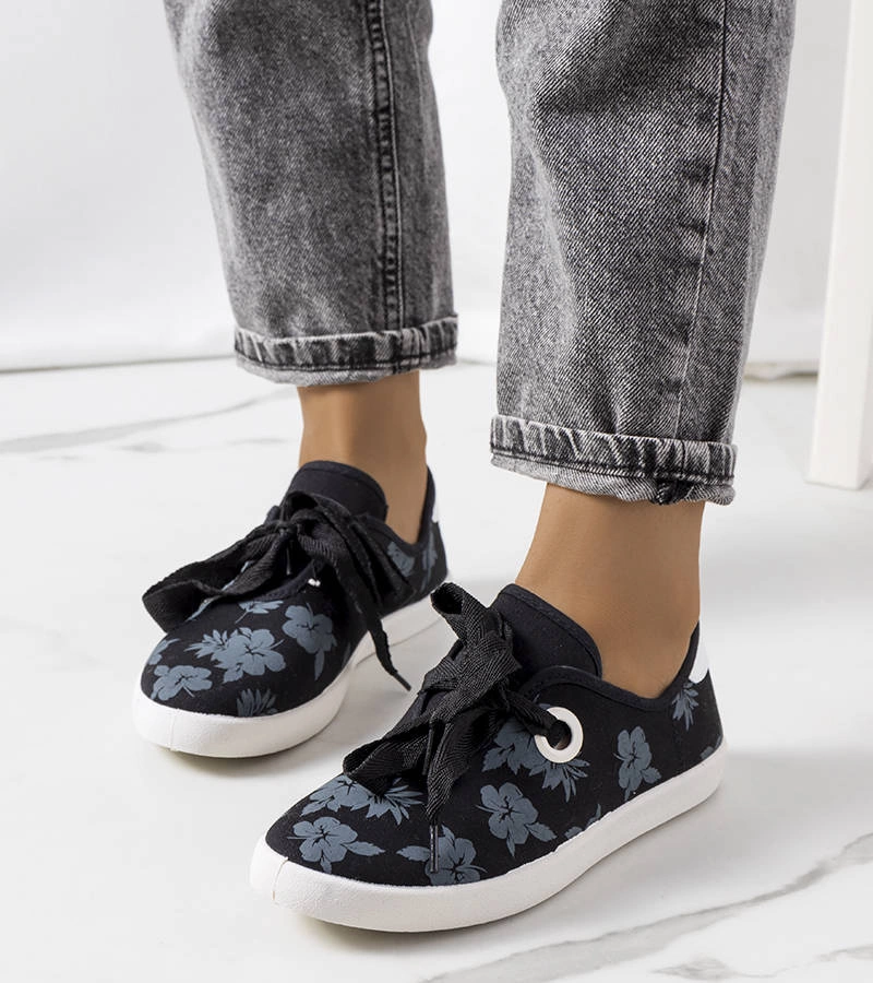 Czarne tenisówki w stokrotki