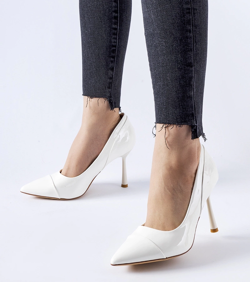 Białe lakierowane szpilki