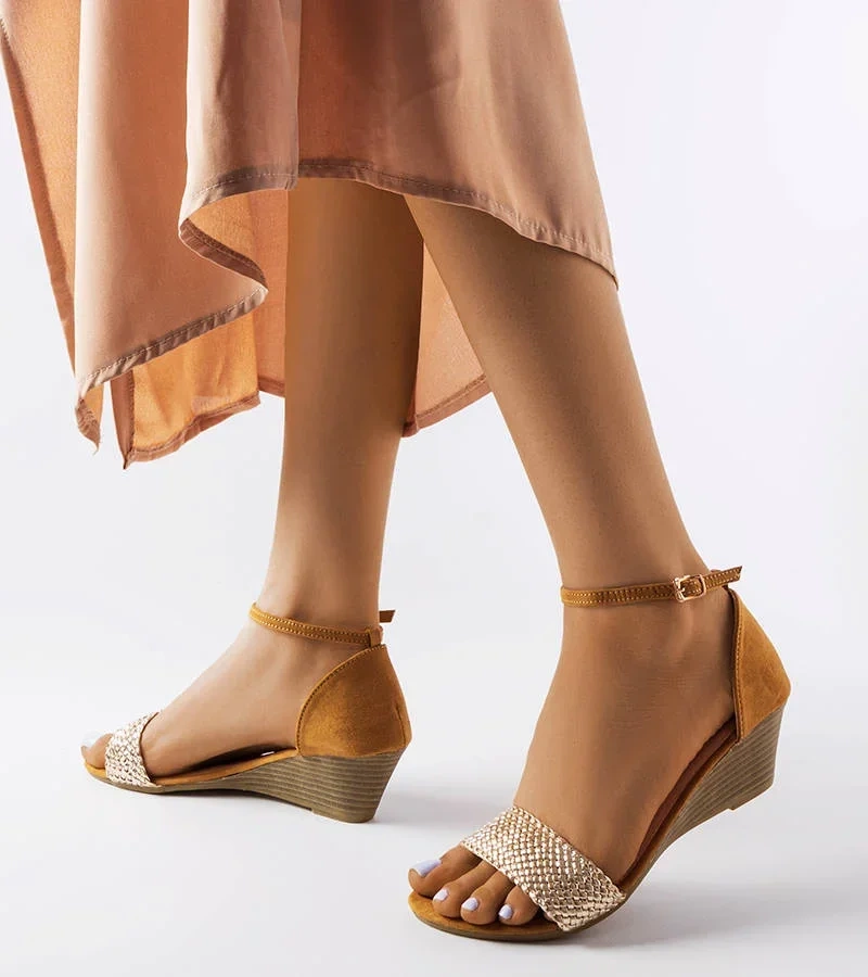 Złote sandały na koturnie