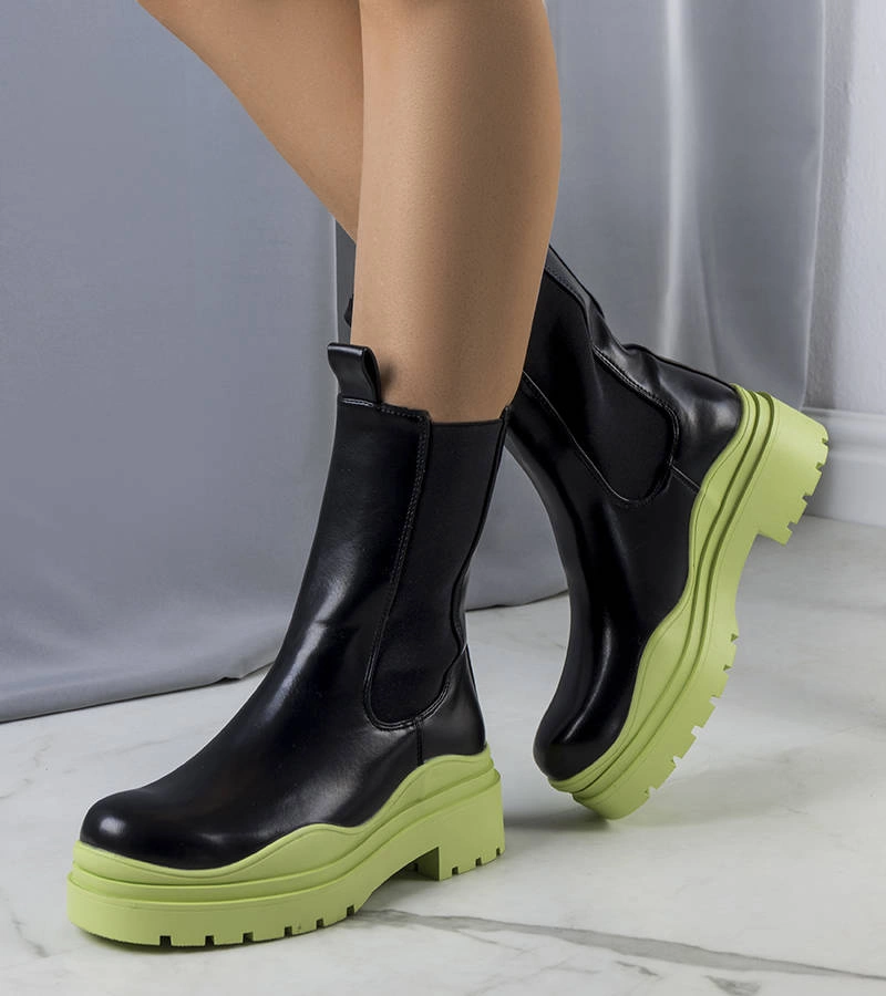 Czarne botki na zielonej podeszwie
