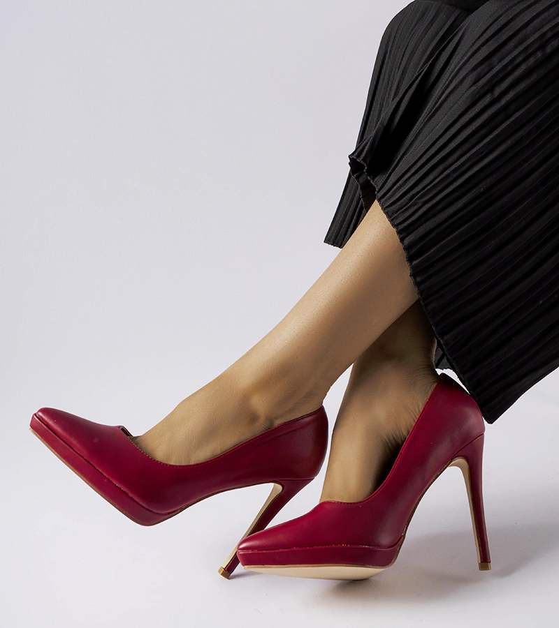 Bordowe klasyczne szpilki