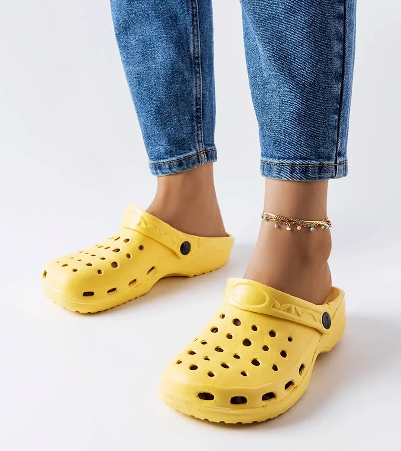 Żółte piankowe klapki z zakrytym noskiem