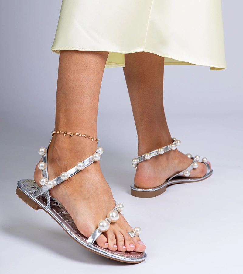 Hers Srebrne sandały damskie zdobione perełkami