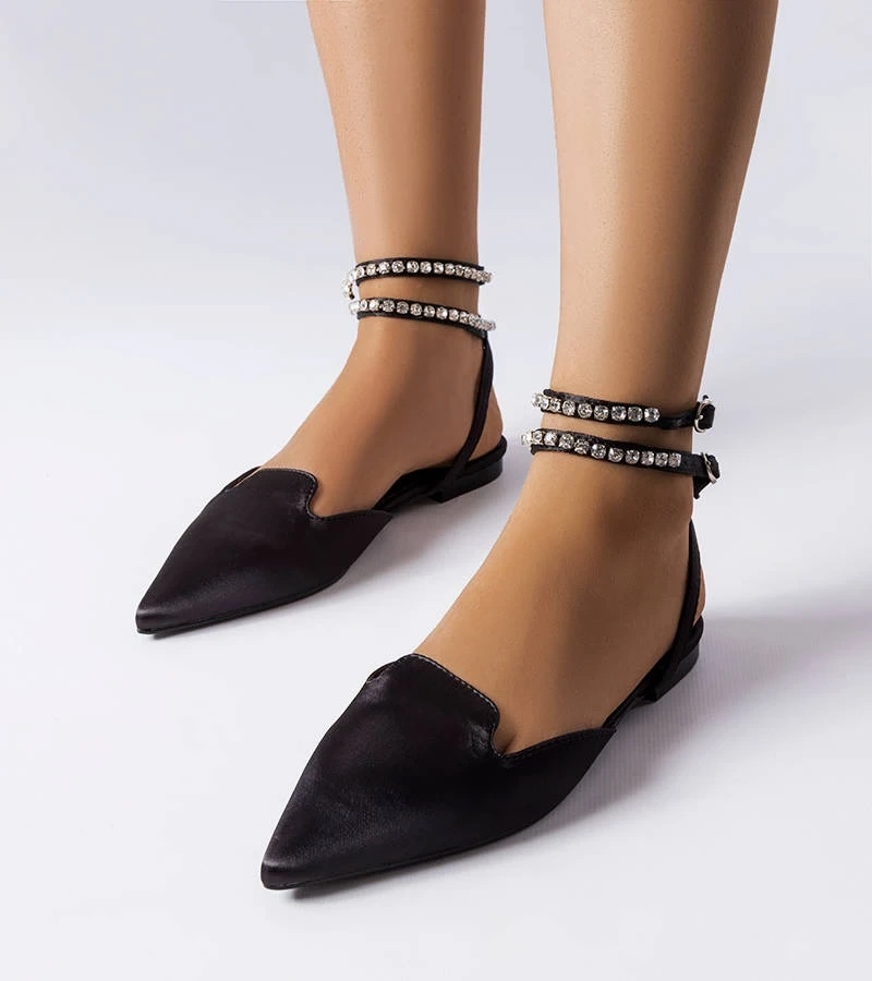 Czarne sandałki ze szpiczastym noskiem i cyrkoniami