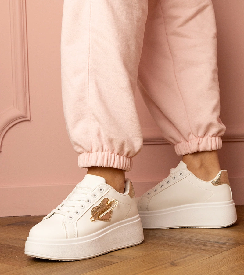Hers Białe sneakersy ze złotym serduszkiem a cyrkoniami
