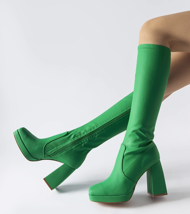 Zielone matowe kozaki na słupku