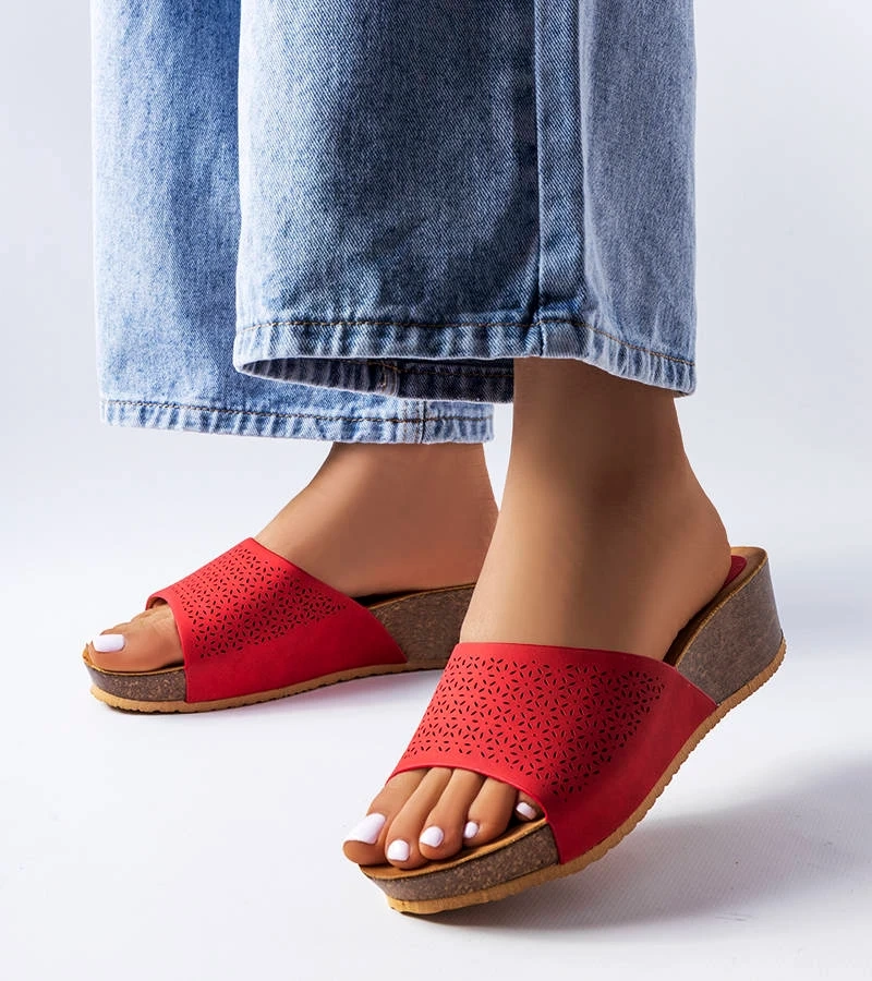 Czerwone klapki na koturnie zdobione perforacją