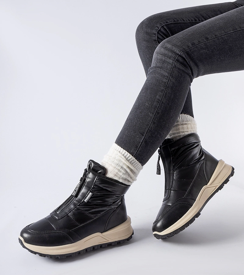 Czarne ocieplane śniegowce na zamek