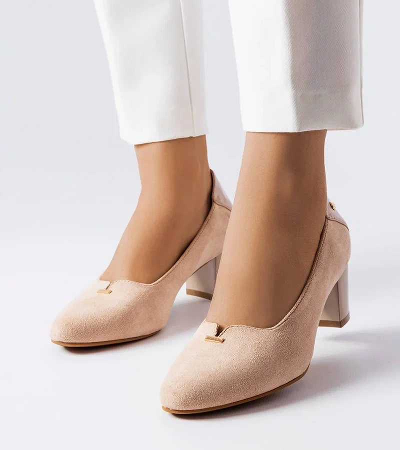 Beżowe czółenka na słupku