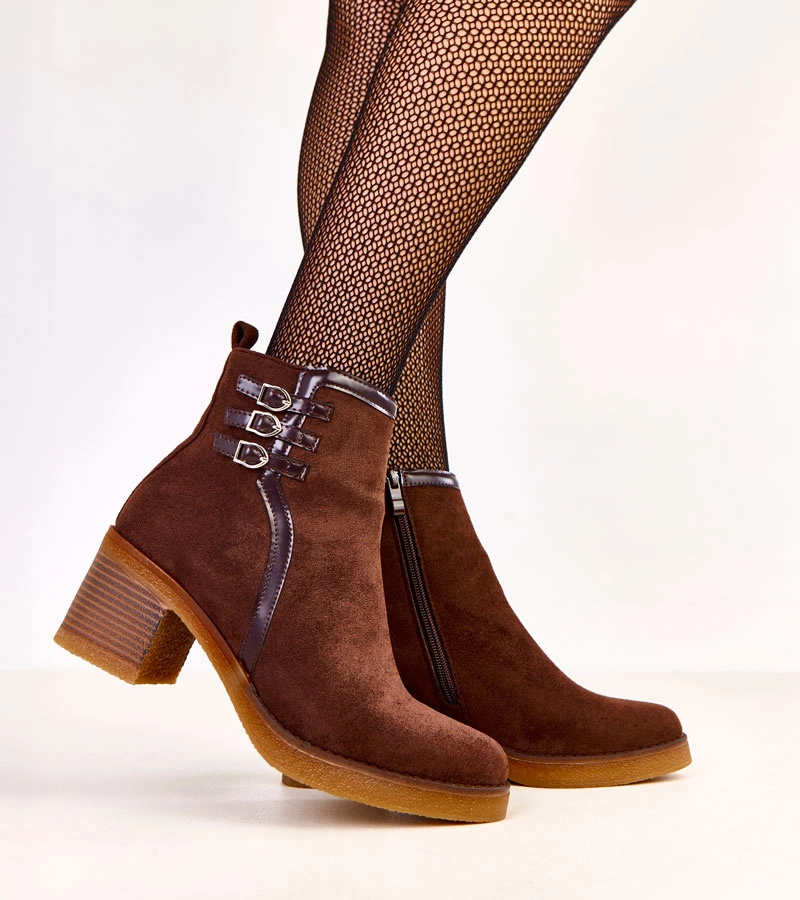 Hers Brązowe botki na słupku zdobione sprzączkami