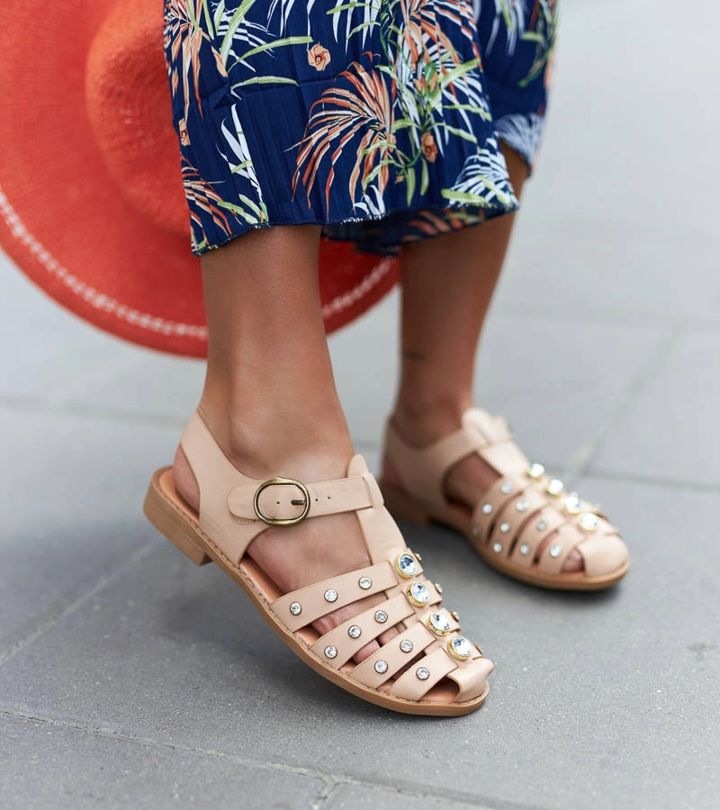 Beżowe sandały zdobione cyrkoniami