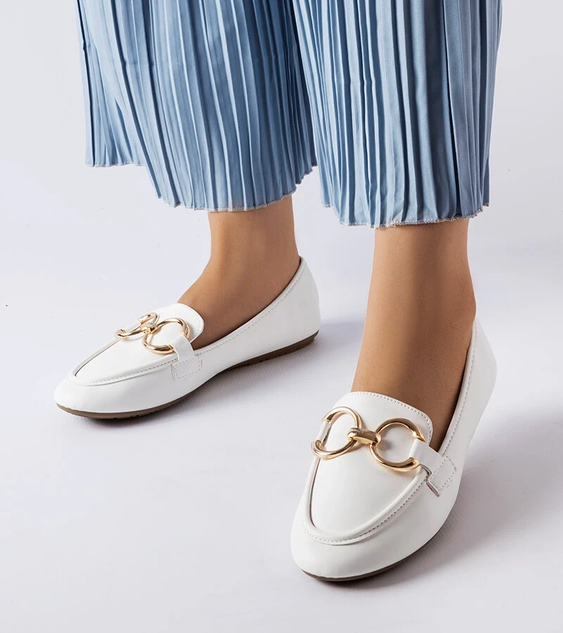 Białe mokasyny z ozdobną klamrą