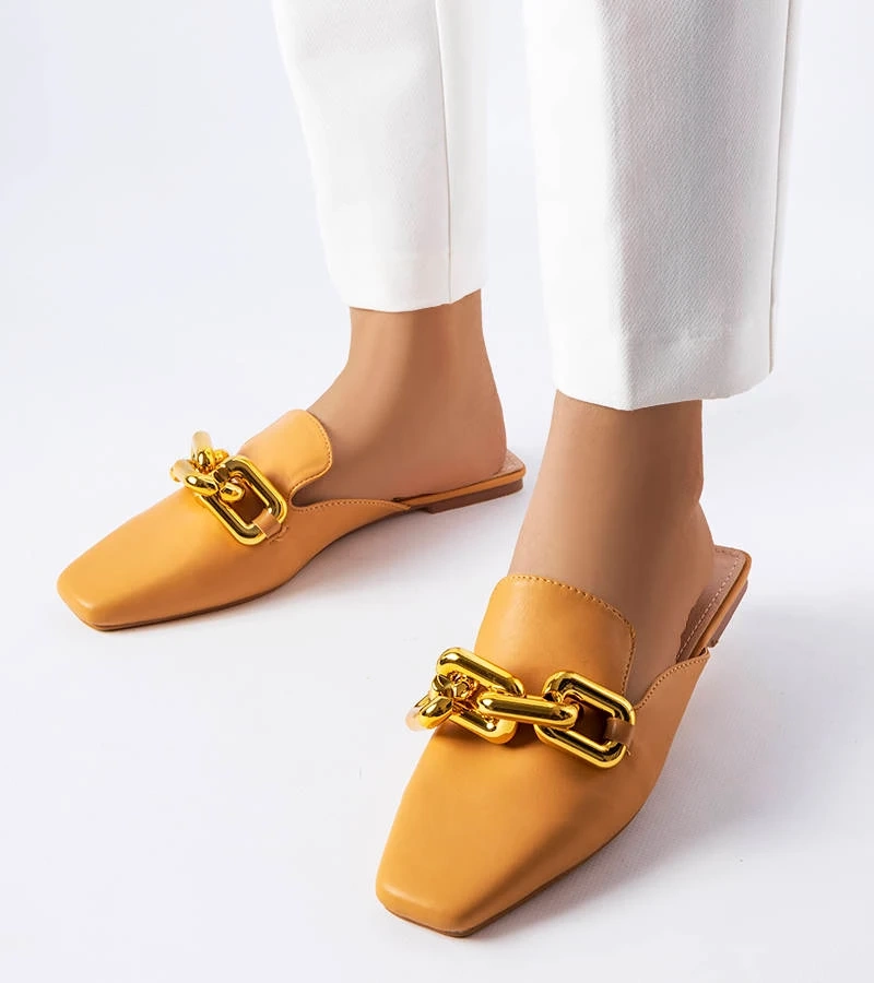 Brązowe klapki z zakrytym noskiem