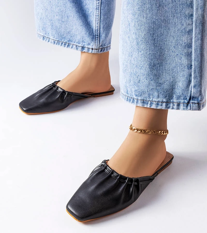 Czarne marszczone klapki z zakrytym noskiem