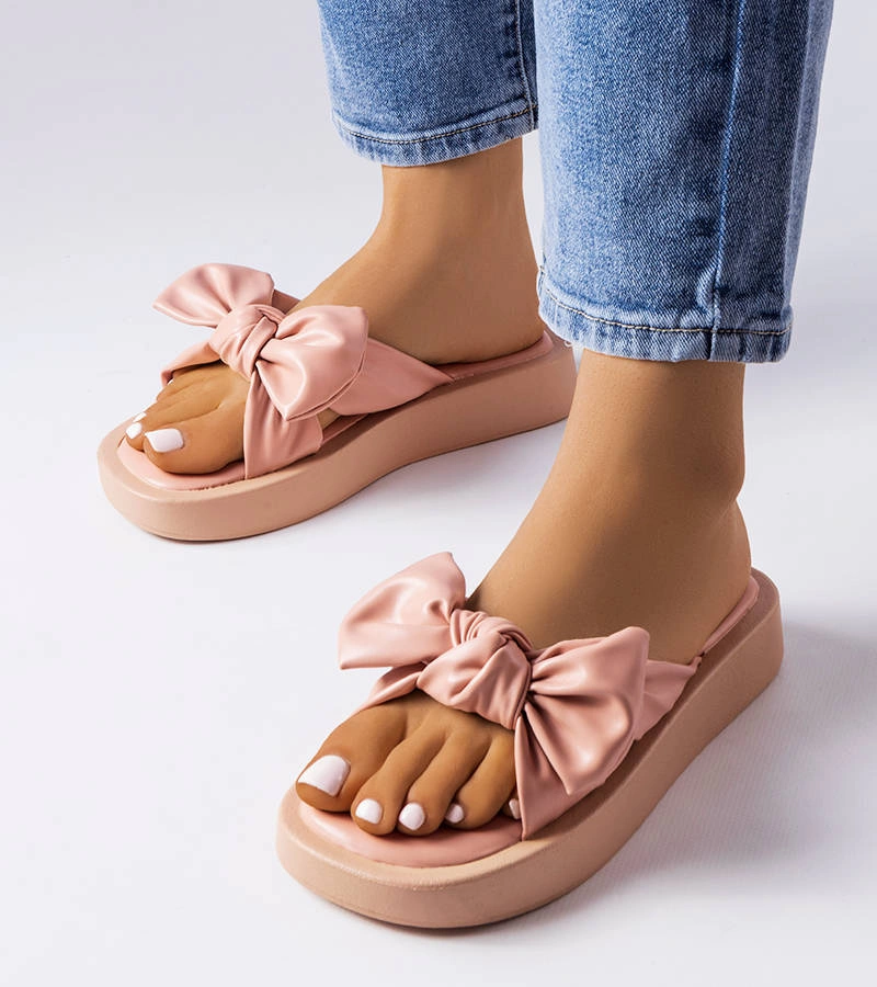 Różowe klapki na platformie ozdobione kokardką