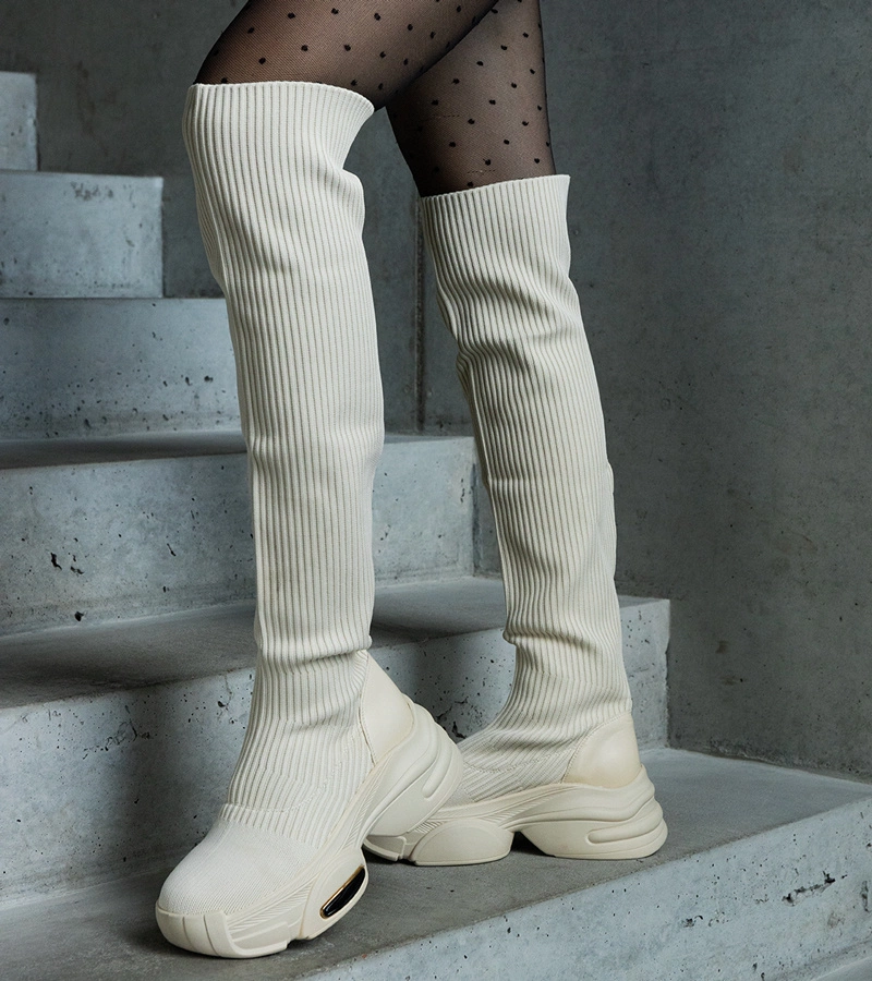 Beżowe wsuwane kozaki z elastyczną cholewką na masywnej podeszwie