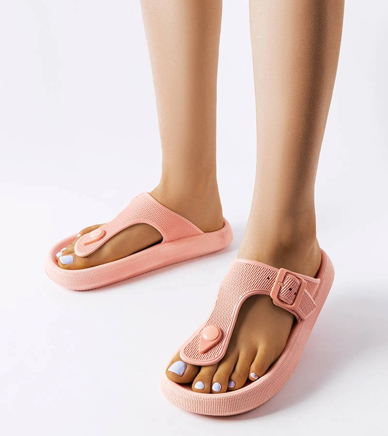 Różowe gumowe japonki na platformie