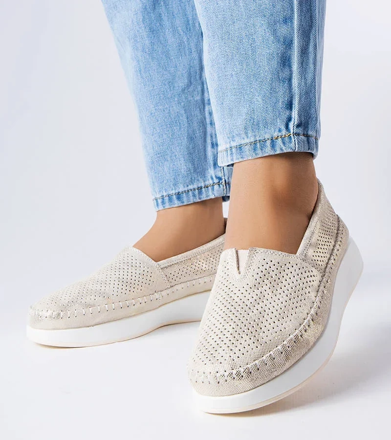 Złote wsuwane półbuty na grubej podeszwie zdobione perforacją