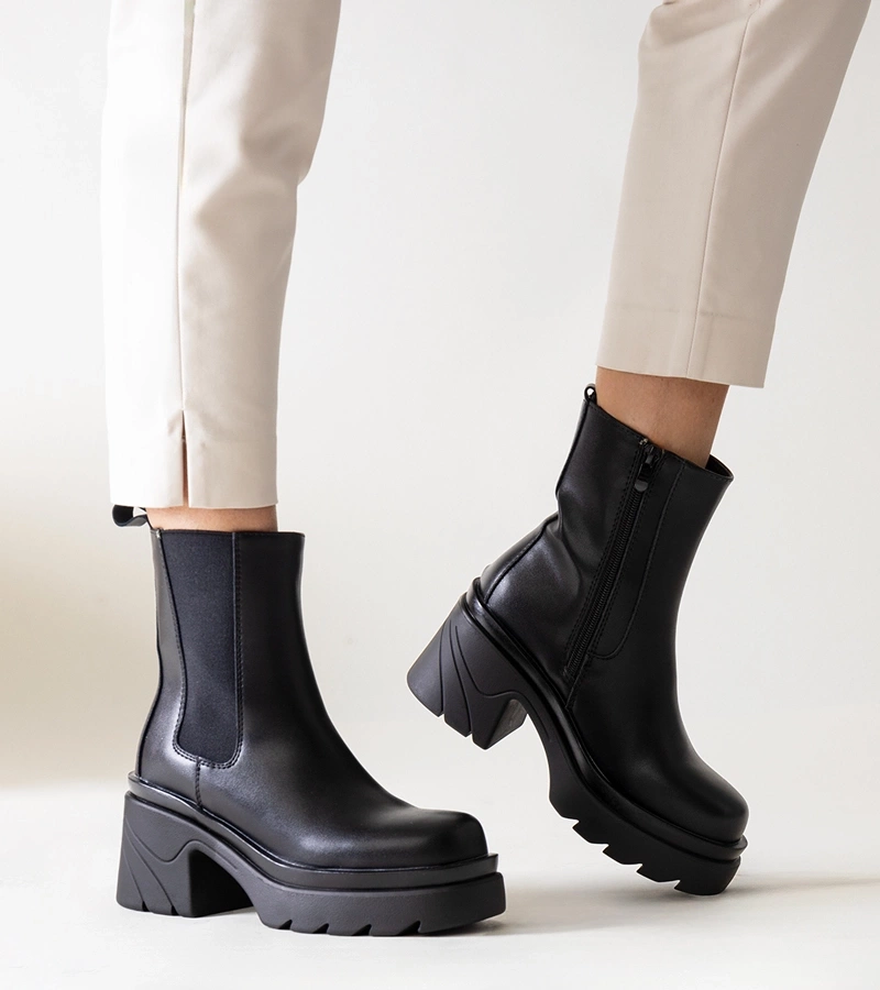 Czarne botki na masywnym słupku