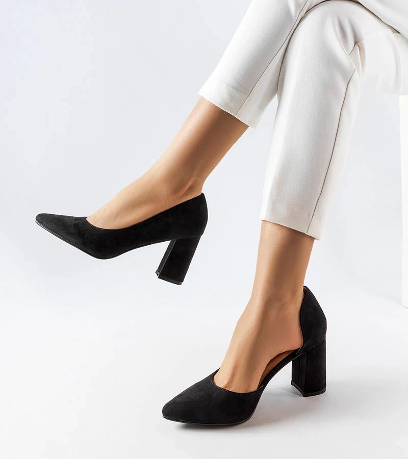 Czarne czółenka na słupku