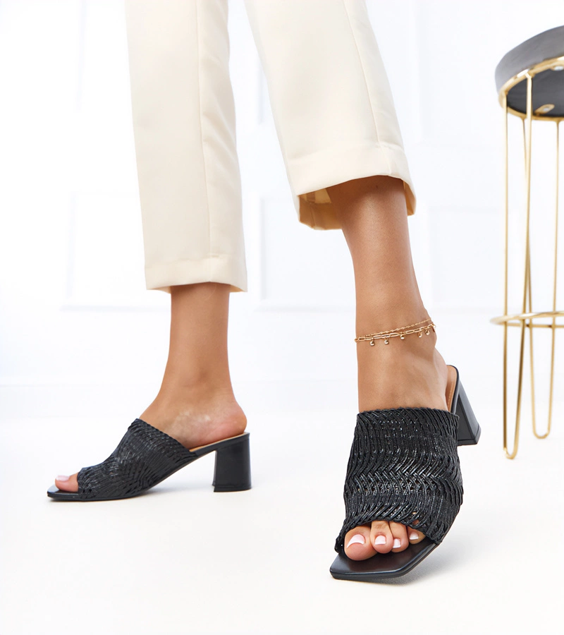 Hers Czarne klapki na słupku z plecionymi paskami
