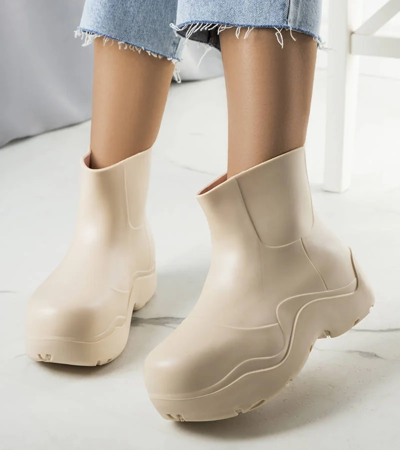 Beżowe kalosze na platformie