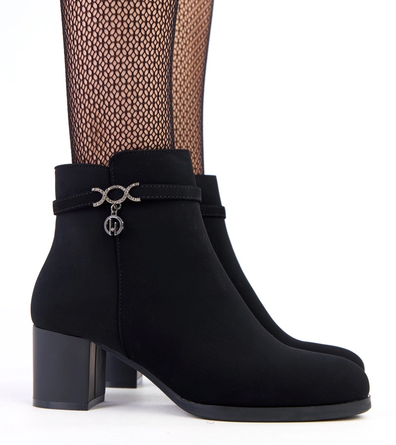 Hers Czarne botki z ozdobnym paskiem z ekoskóry matowej