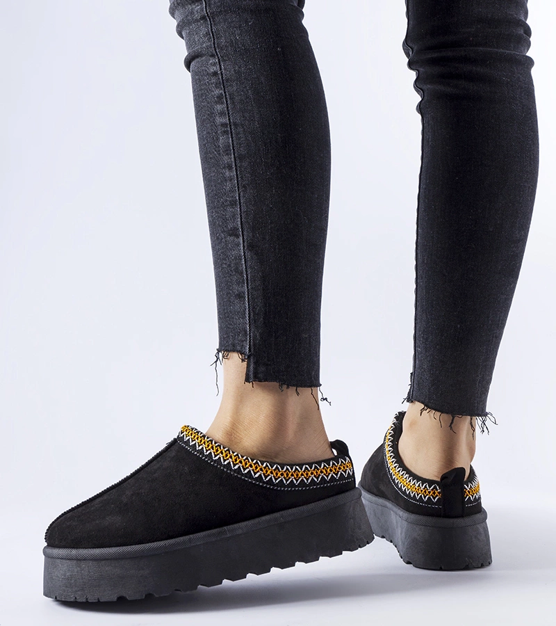 Czarne niskie śniegowce z ozdobnym szyciem