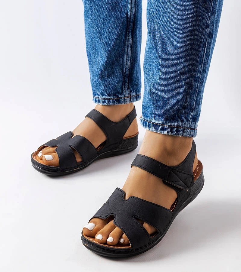 Czarne sandały na niskiej koturnie