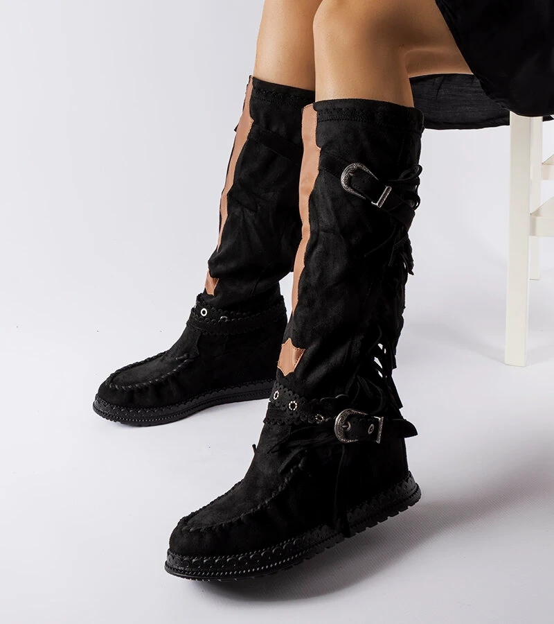 Czarne kozaki na koturnie z frędzelkami